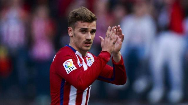 Griezmann aplaude al realizar un cambio.