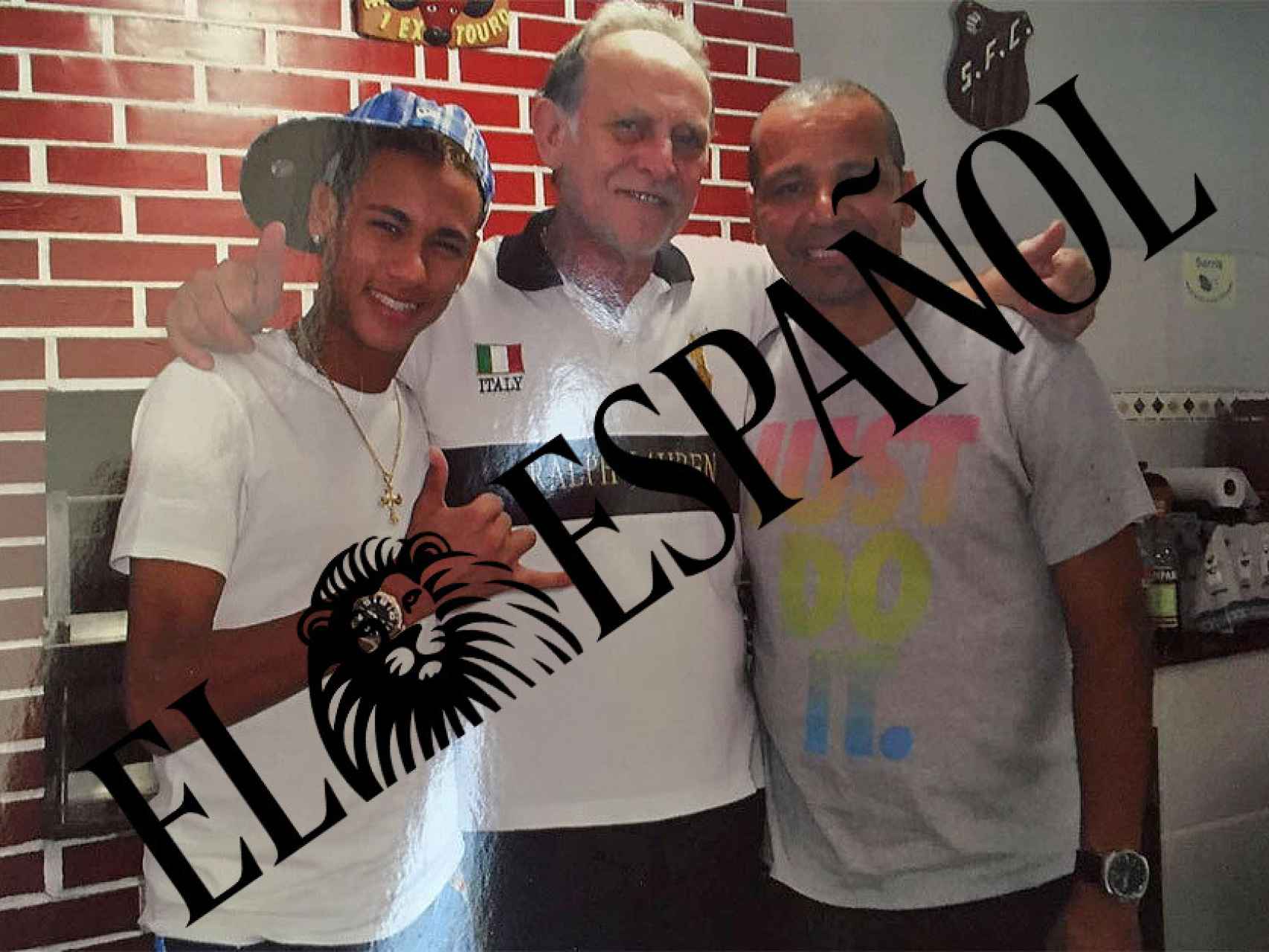 Neymar con Idi Sonda (en el medio), uno de los propietarios del grupo Sonda.