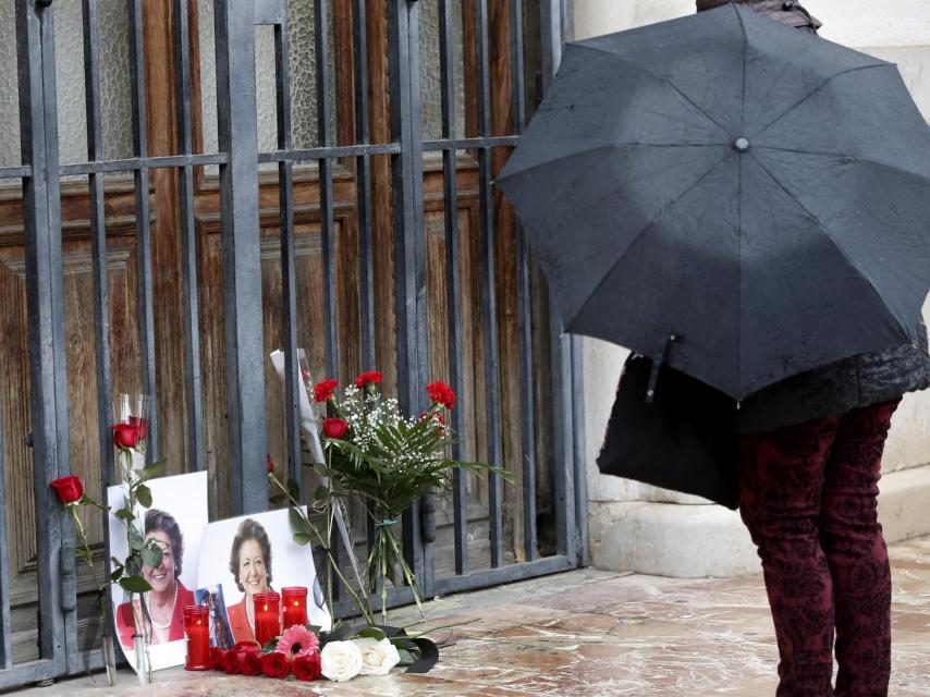 Duelo ante  las puertas del Ayuntamiento de Valencia por la exalcaldesa Rita Barberá.