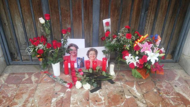 Flores y velas en el Ayuntamiento de Valencia en recuerdo de Barberá