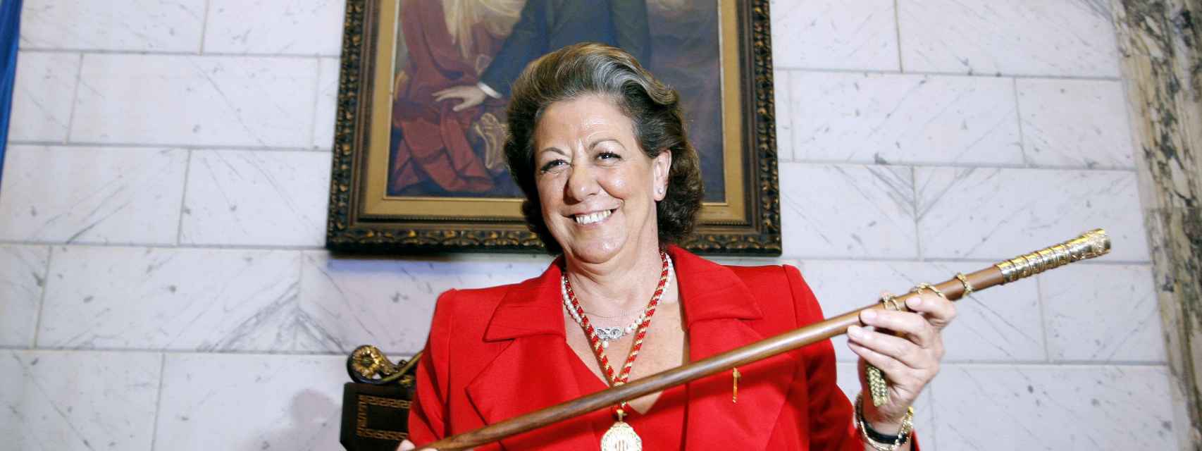 Rita Barberá, con el bastón de mando de Valencia.