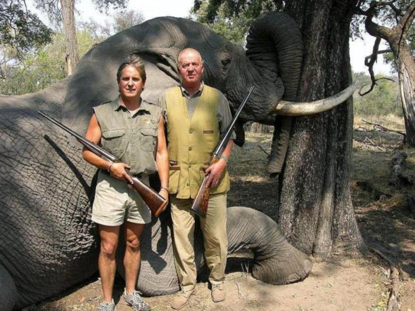 Don Juan Carlos junto al organizador del safari en Botsuana en abril de 2012