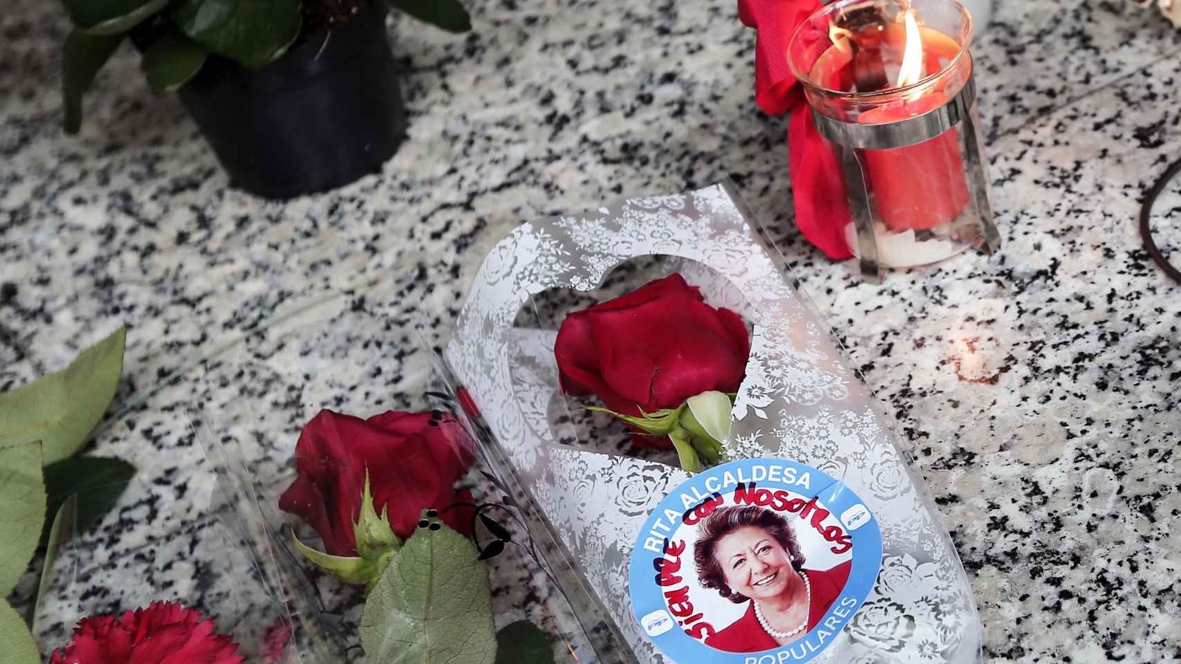Flores y velas recuerdan a Rita Barberá.