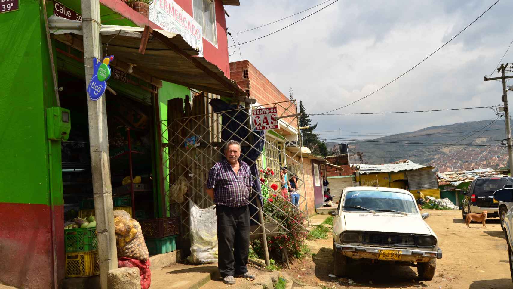 Vicente en la puerta de su negocio en Cazucá, Soacha