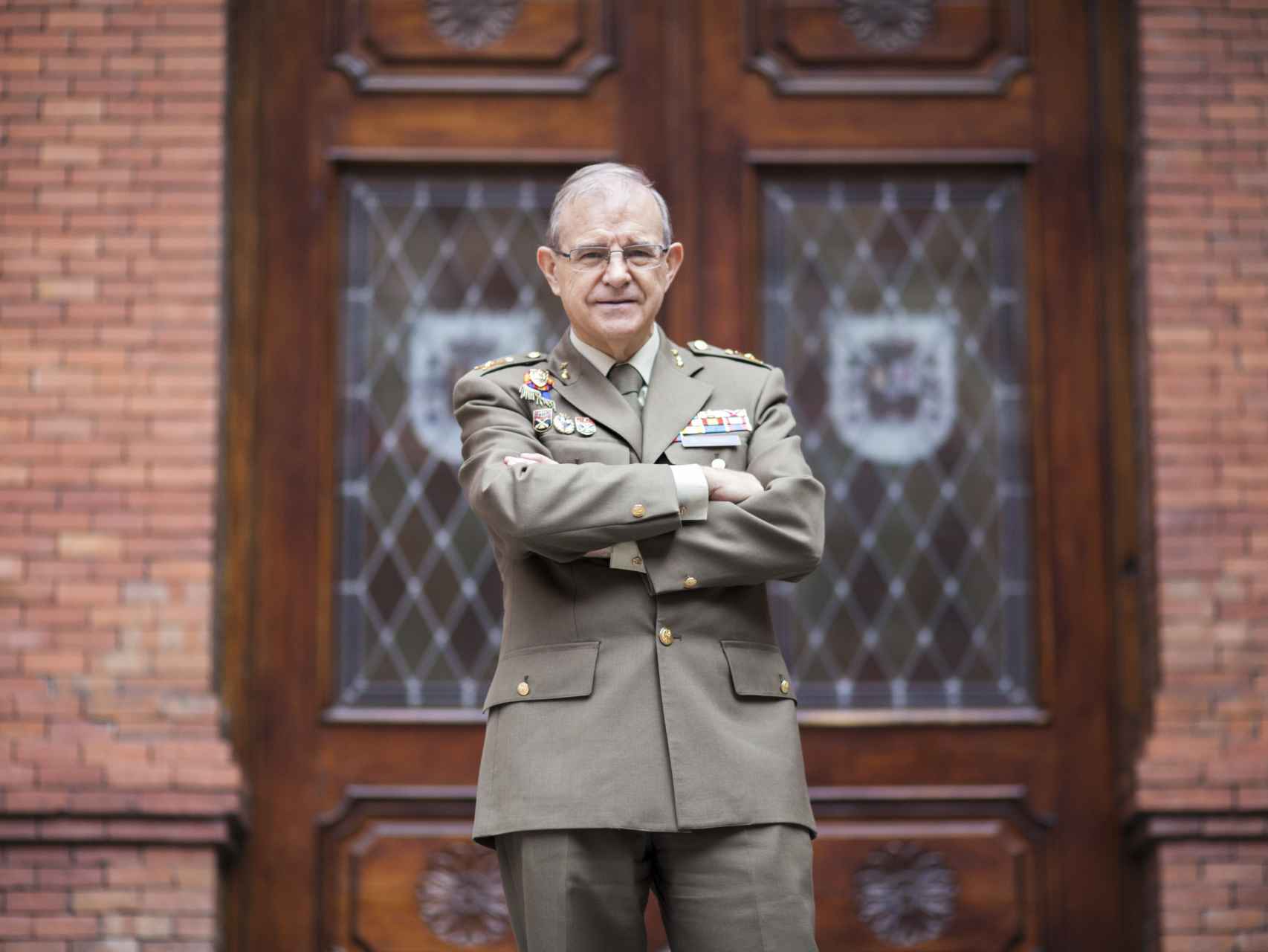 El general Ballesteros, en la puerta del Centro Superior de Estudios de la Defensa Nacional.