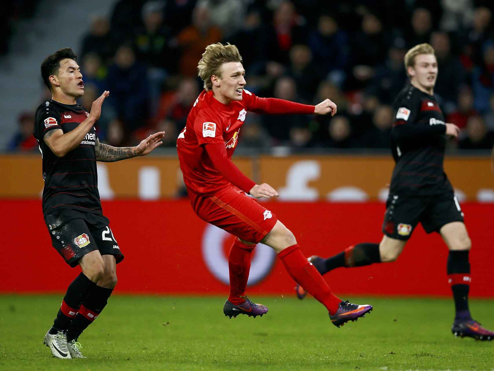 Emil Forsberg marca un gol al Bayer Leverkusen esta temporada.