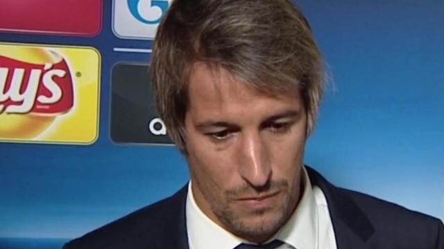 Fabio Coentrão atiende a la prensa tras el partido contra el Sporting de Lisboa.