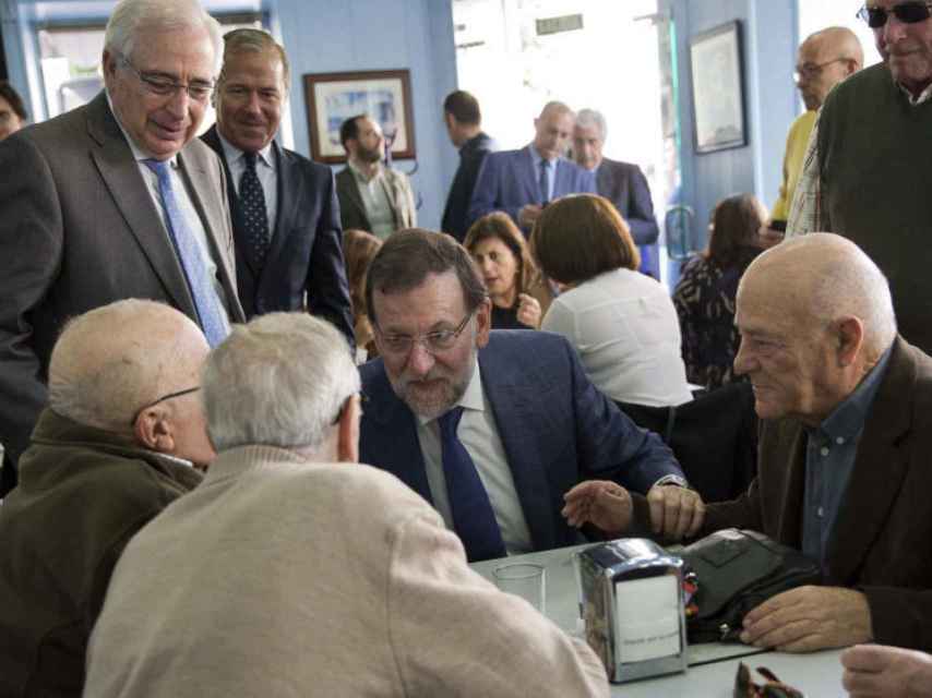 El presidente del Gobierno, Mariano Rajoy, en una reunión con pensionistas.