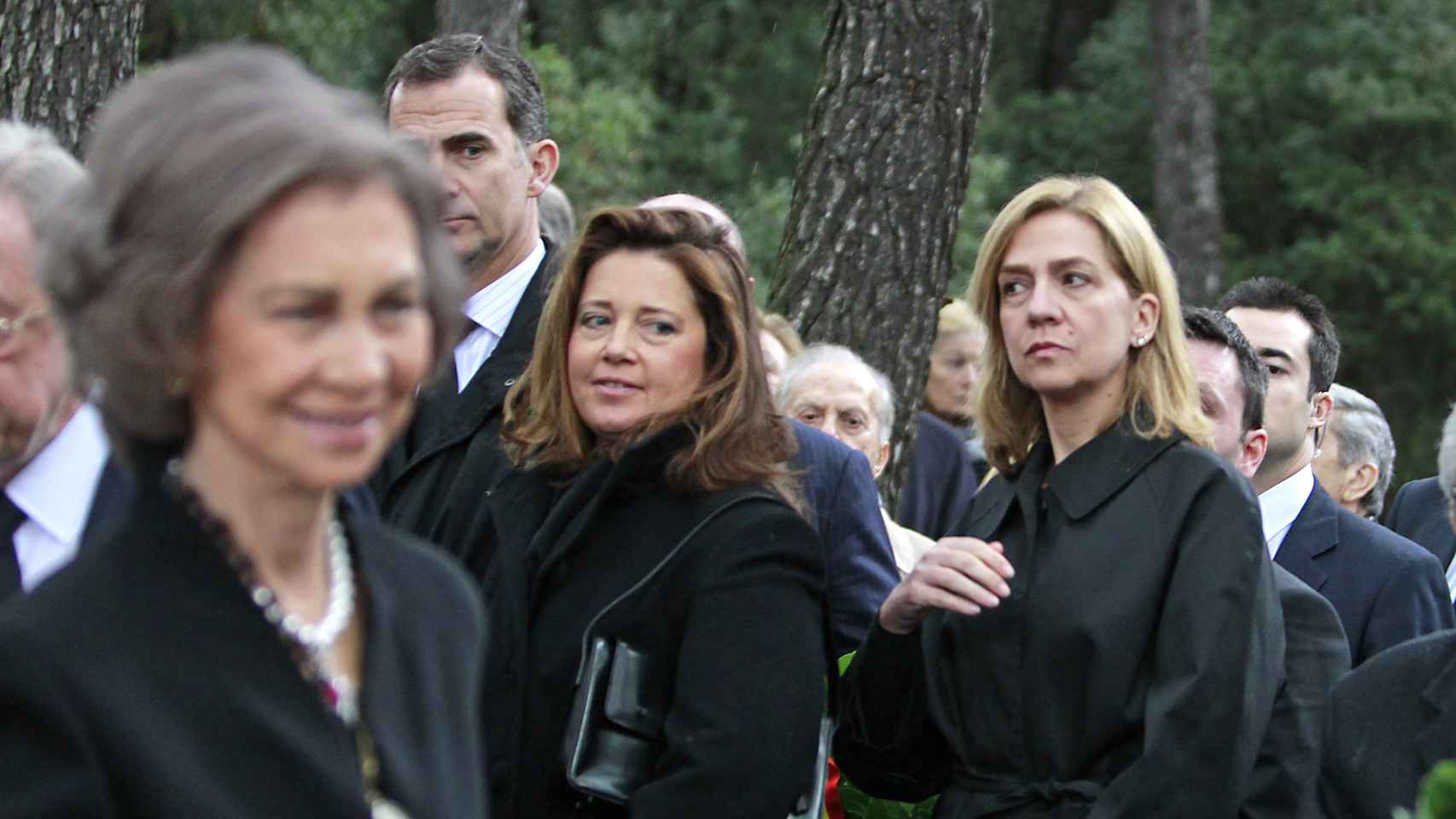 La reina Sofía con su hija Cristina detrás