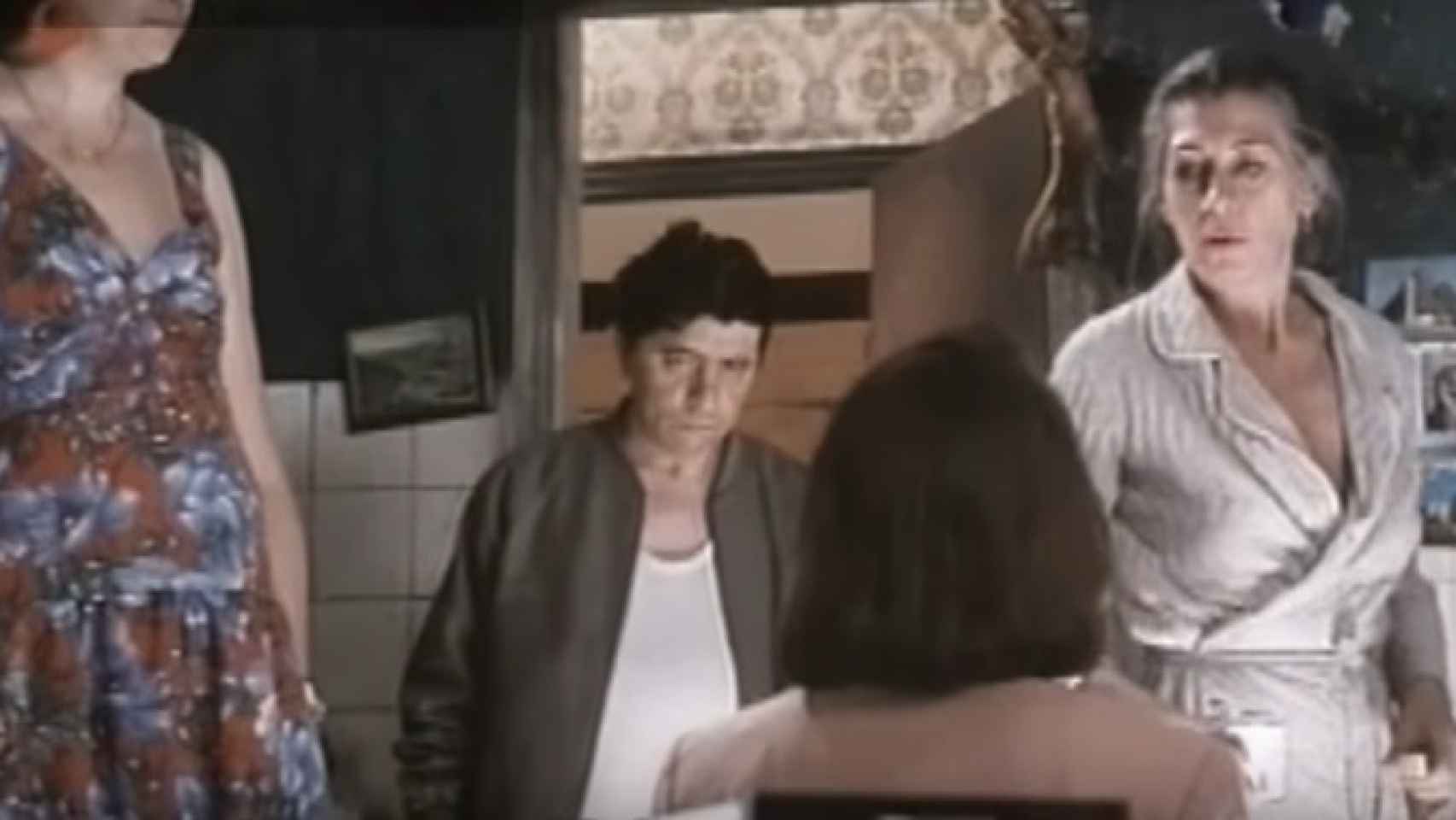 Pilar Bardem, a la derecha, en una escena de la película Todo por la pasta (1991).