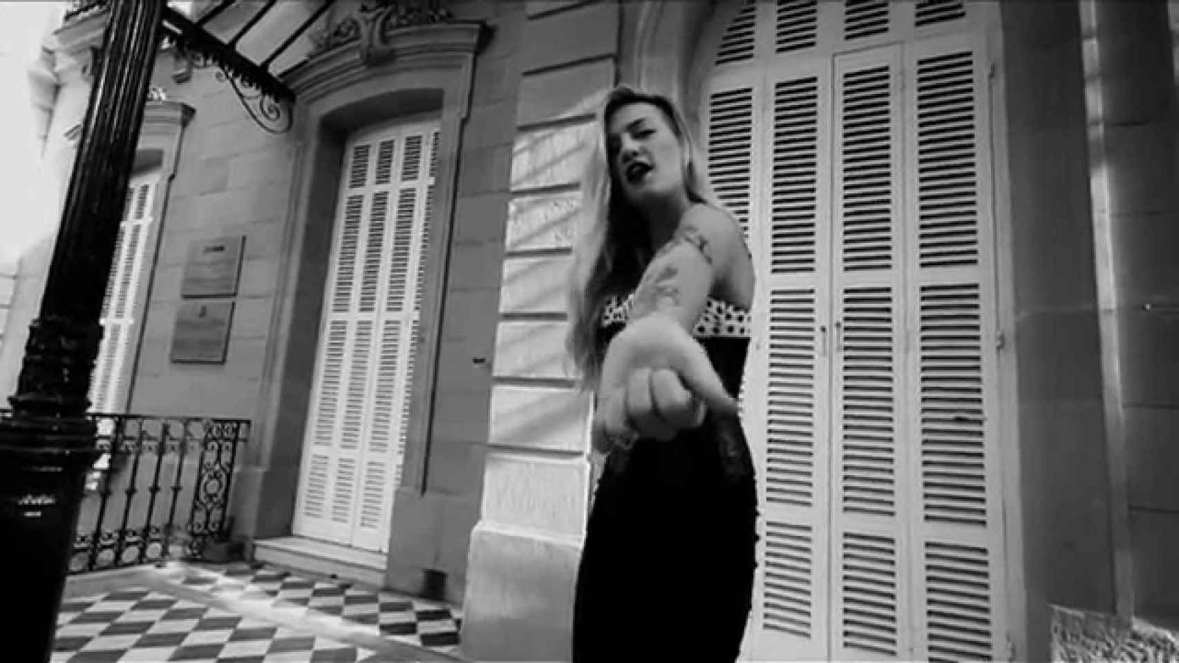 Fotograma del videoclip de Chula, de la rapera Furia.
