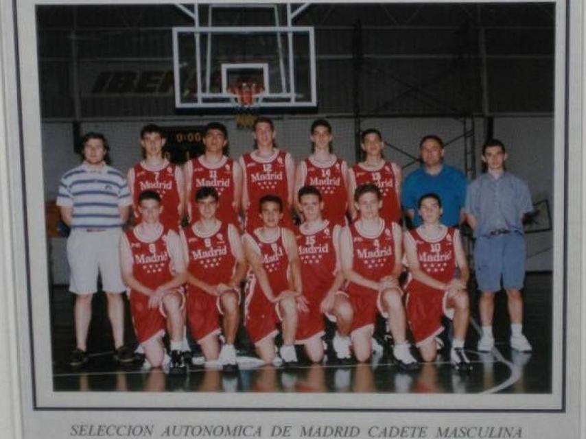 Richi González Dávila, en la imagen con un polo a rayas, entrenó a Felipe Reyes, primero por la derecha en la fila superior