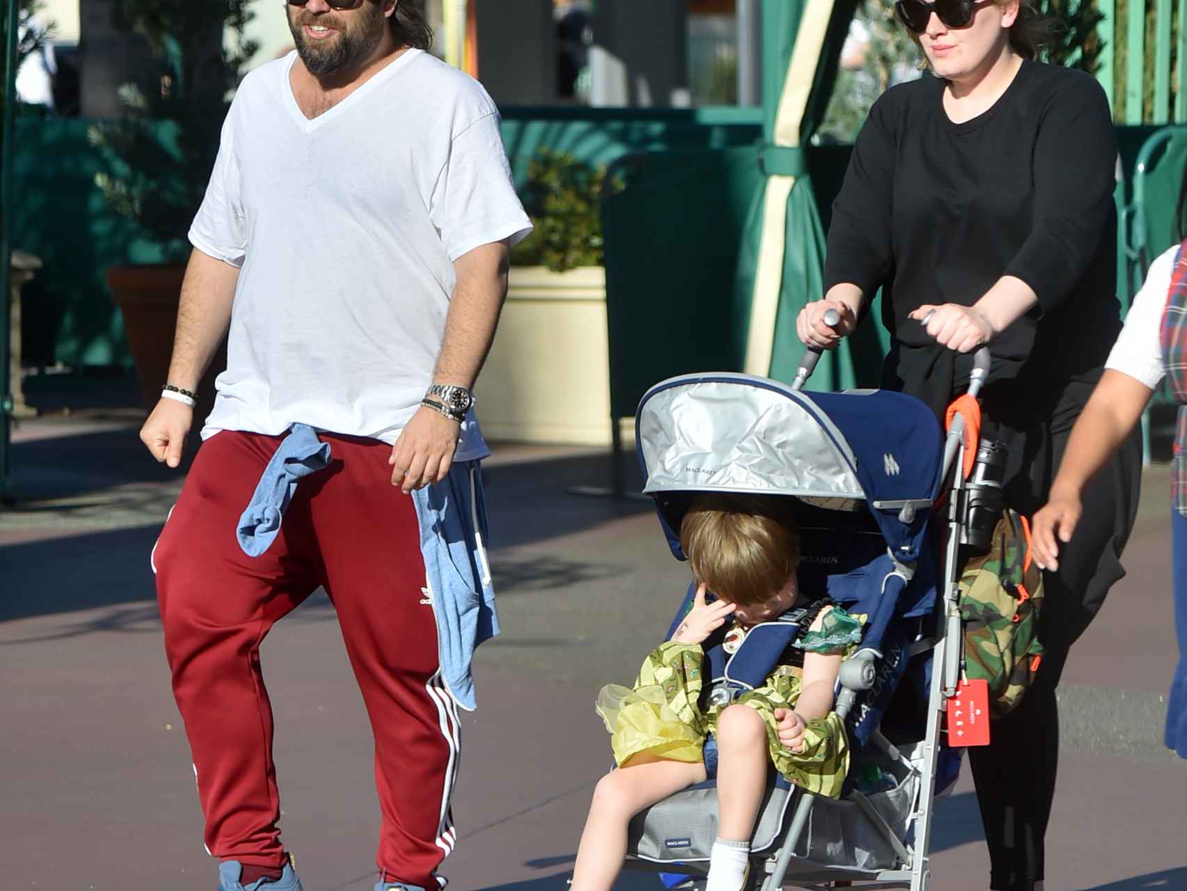 Simon Konecki y Adele junto a su hijo Angelo por las calles de Anaheim, California, en febrero.