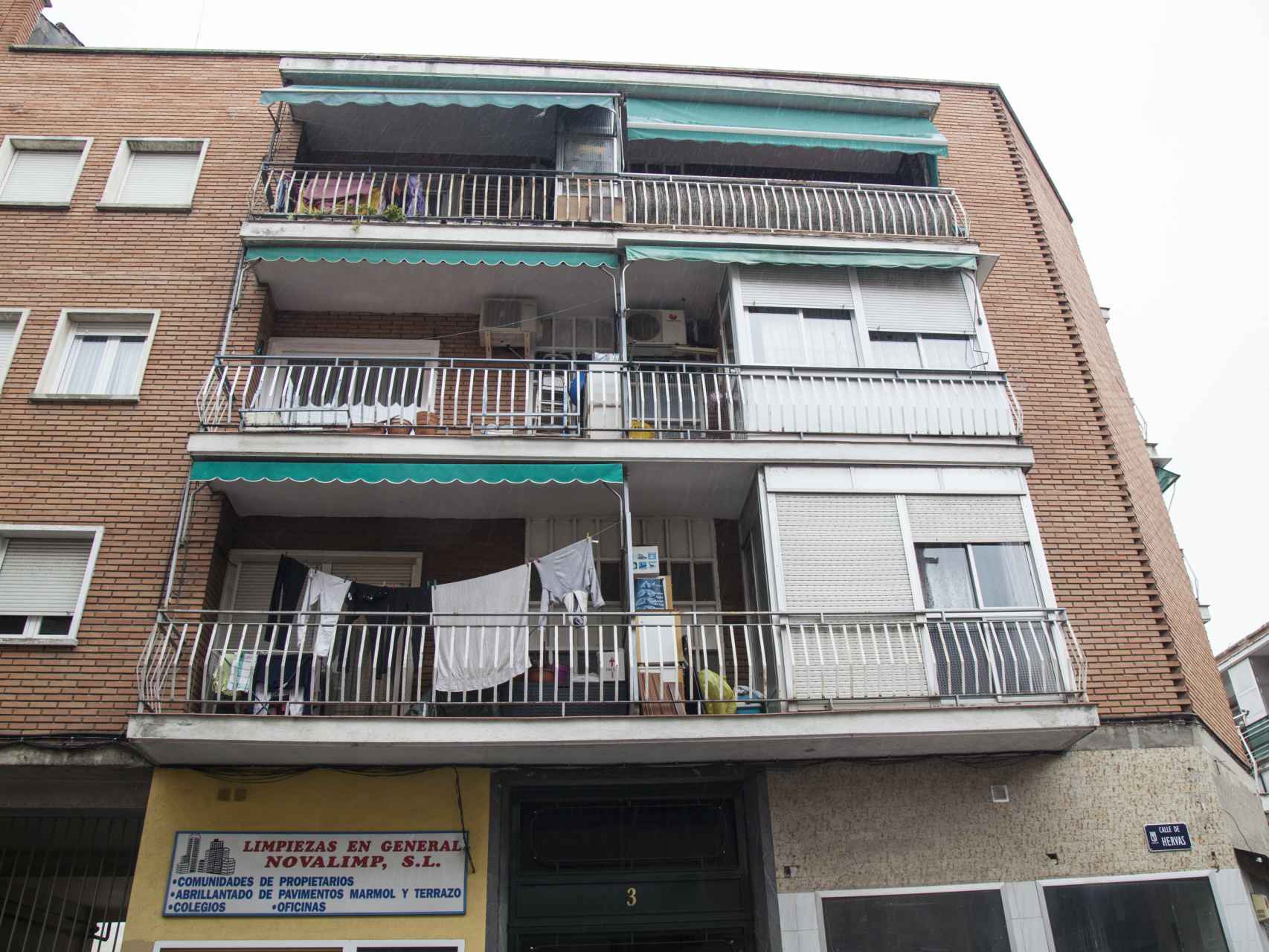 El edificio de la calle Hervás donde Juliana ha okupado uno de los pisos.