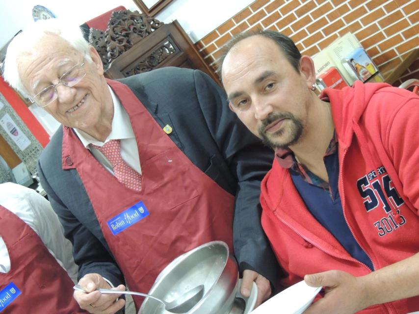 El padre Ángel durante el servicio del restaurante