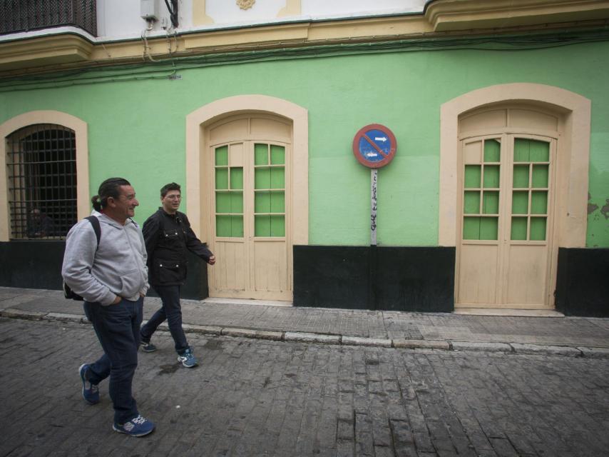 Jesús Pérez, 50 años, y José David Jiménez, 35 años, comparten espacio para pasar la noche.