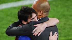 Abrazo entre Messi y Guardiola tras el último partido del técnico en el FC Barcelona (5 de mayo de 2012).