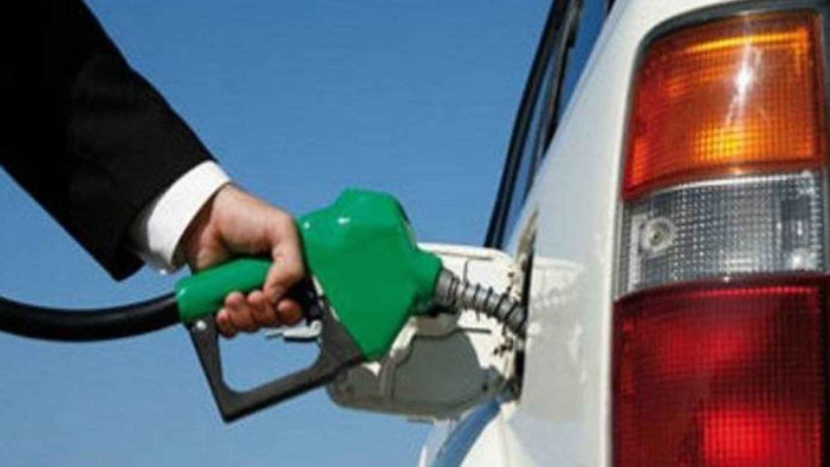 Competencia detecta un “elevado paralelismo” en los precios de la gasolina.