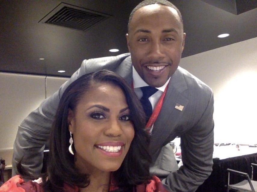 Omarosa (i.) y Ashley D. Bell (d.) son los afroamericanos más prominentes del equipo Trump.