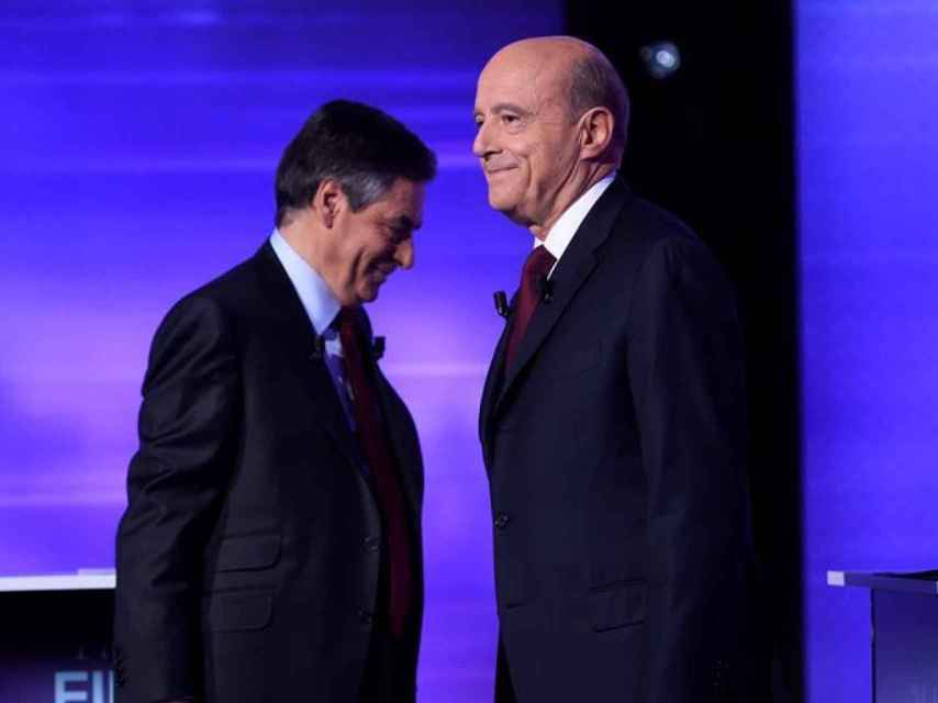 Fillon (i.) y Juppé (d.), durante el último debate televisado de las primarias conservadoras.