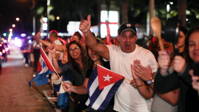 La gente sale a la calle para celebrar la muerte de Castro en la Little Habana.