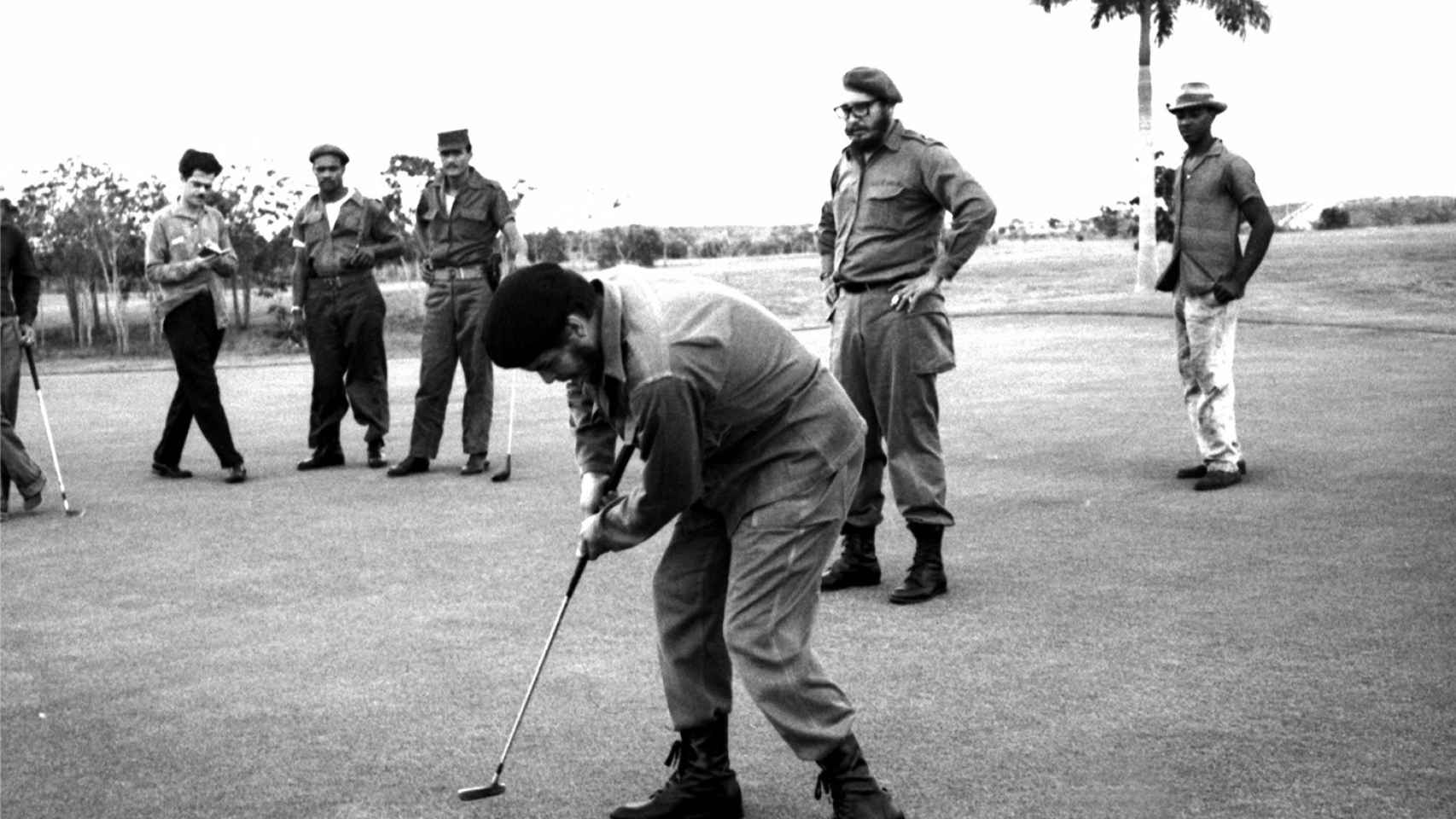 El Ché juega al golf mientras es observado por Fidel Castro en La Habana./ Reuters