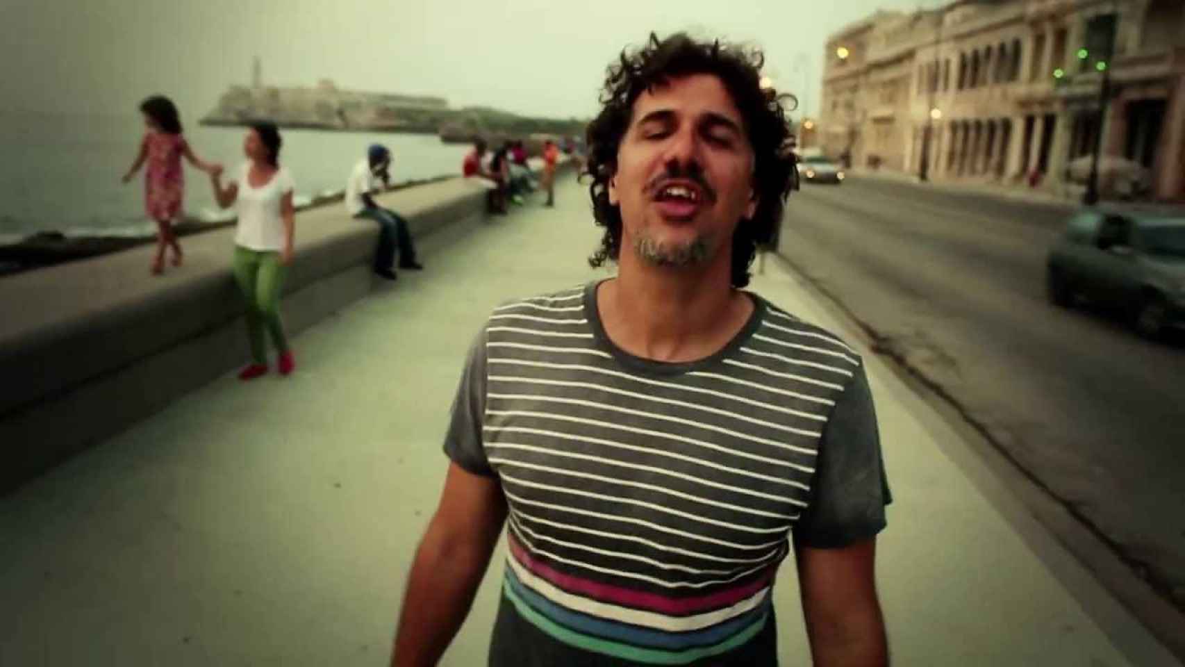 Roberto Carcassés, en el vídeo Viene y va la Felicidad.