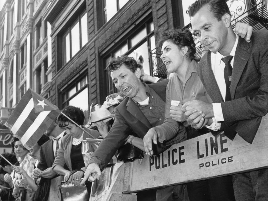 Simpatizantes de Fidel en la puerta de su hotel en Nueva York en 1959.