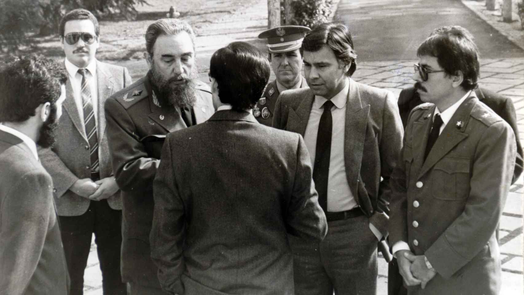 El comandante cubano junto a Daniel Ortega y Felipez Goznález en una visita a España.