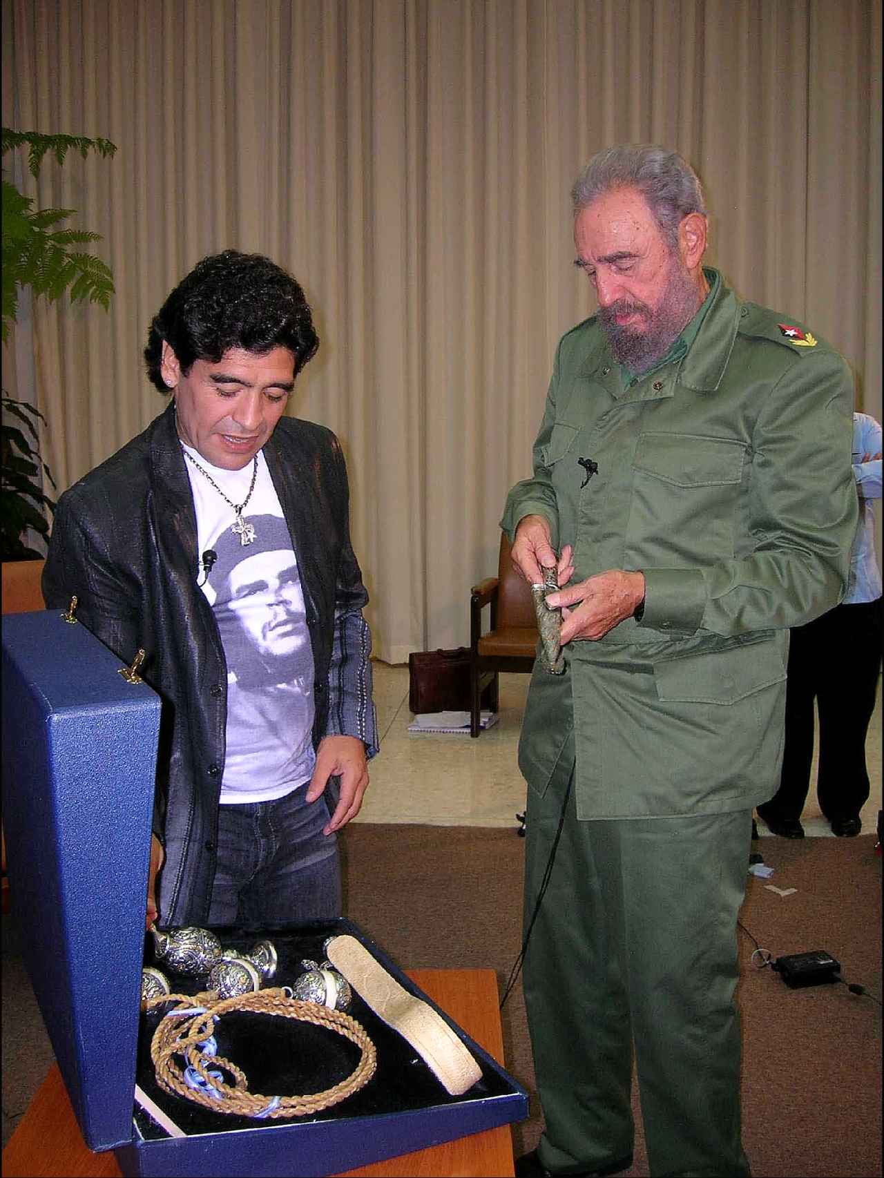 Maradona y su amigo el mandatario Fidel Castro en un encuentro en Cuba.
