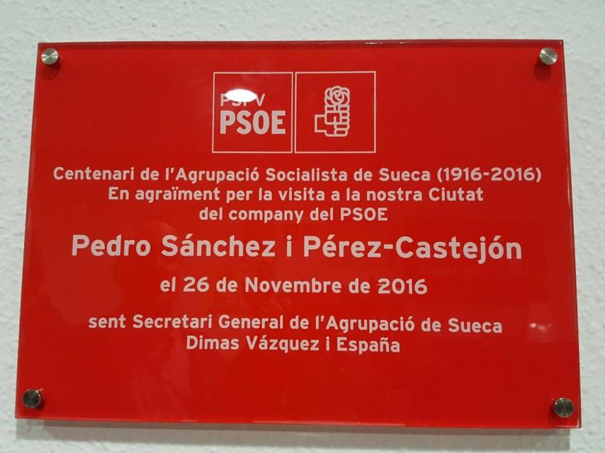 La placa dedicada a Pedro Sánchez en Sueca.