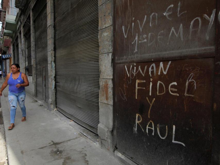 Una mujer por las calles de La Habana este sábado.