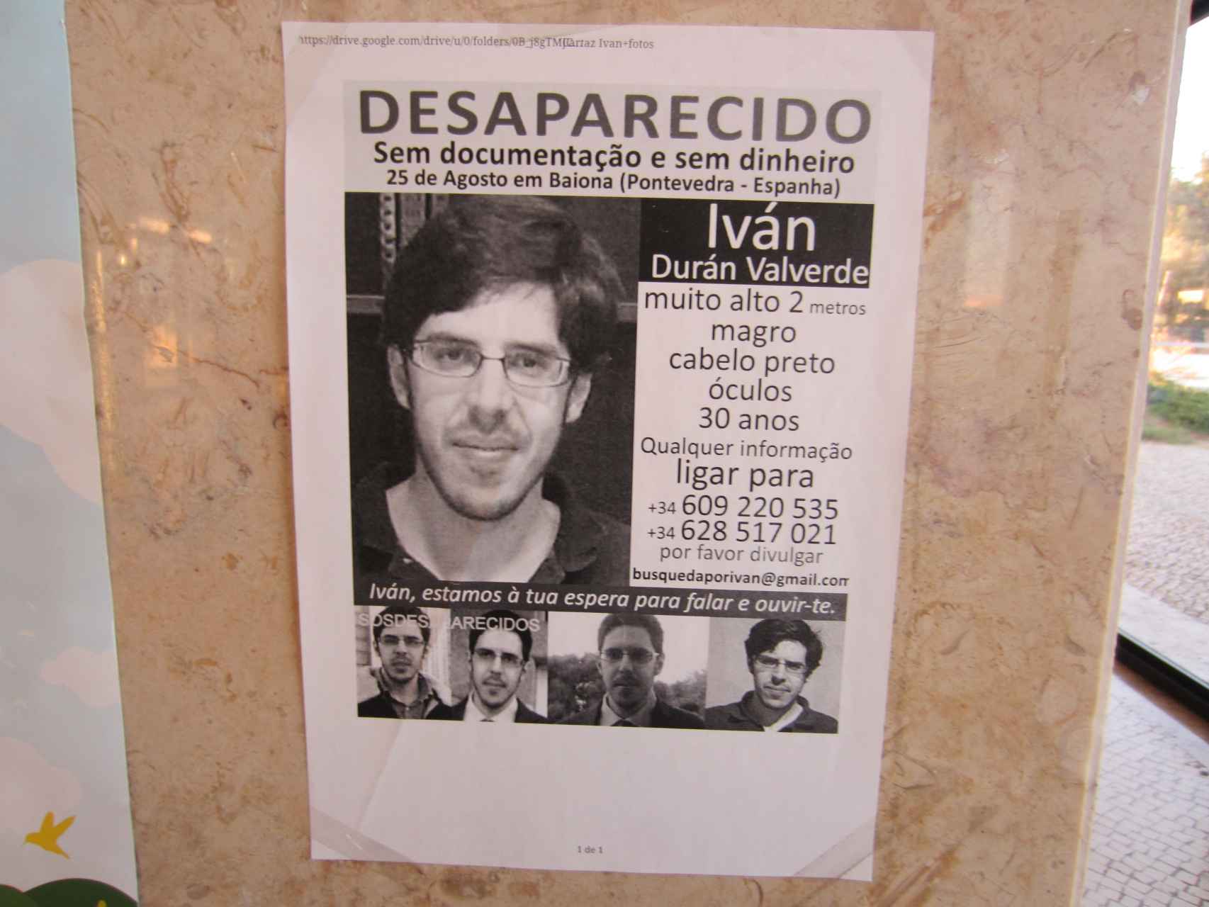 El cartel con la cara de Iván en la estación de autobuses de Albufeira.