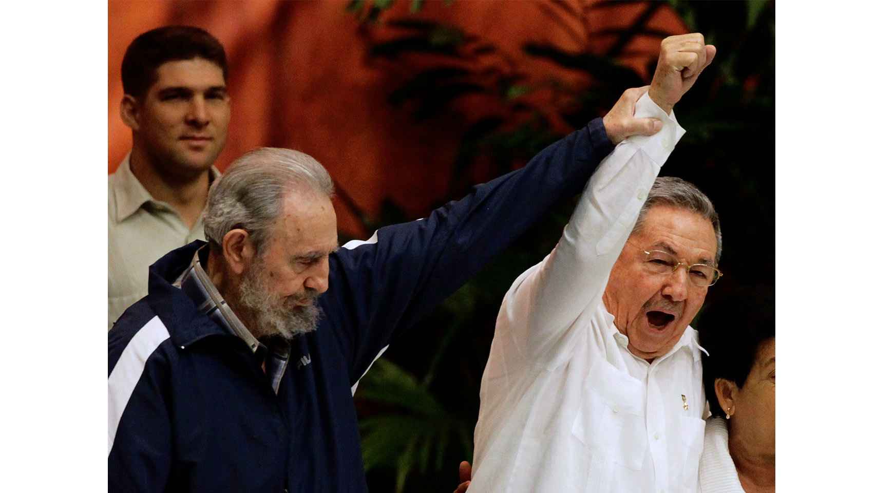 Raúl Castro levanta la mano de su hermano Fidel en el Congreso del Partido Comunista Cubano celebrado en 2011.