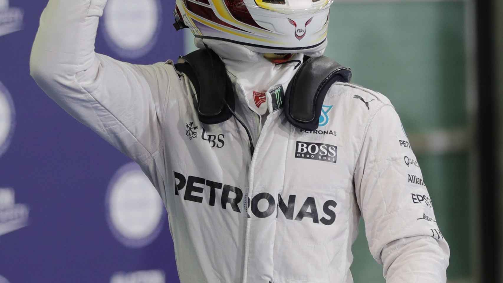 Lewis Hamilton celebra su primera posición en la parrilla de Abu Dhabi.