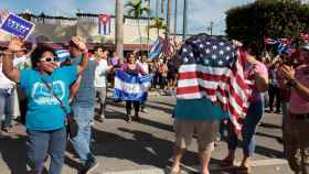 Los exiliados cubanos en Miami celebran la muerte de Fidel Castro.