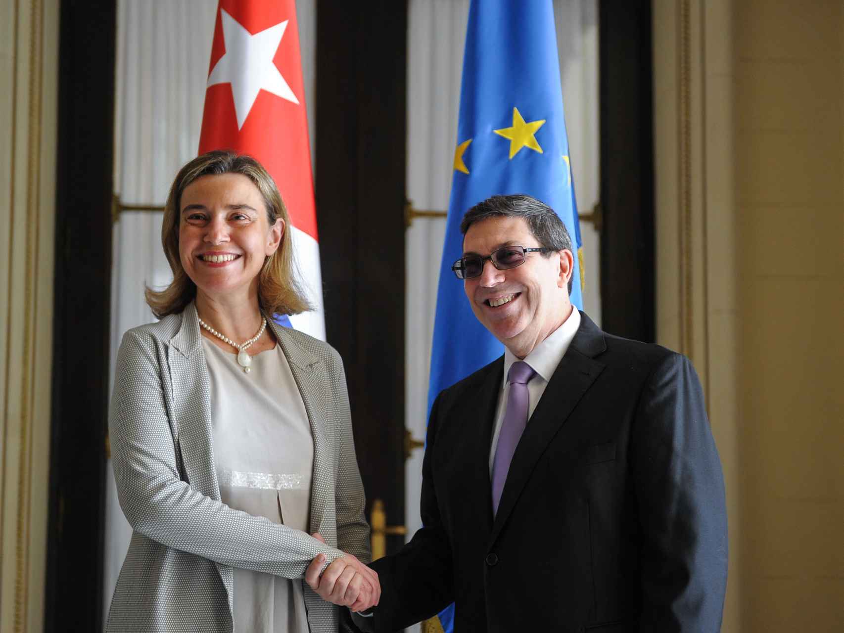 Mogherini saluda a su homólogo cubano durante su visita a La Habana en marzo