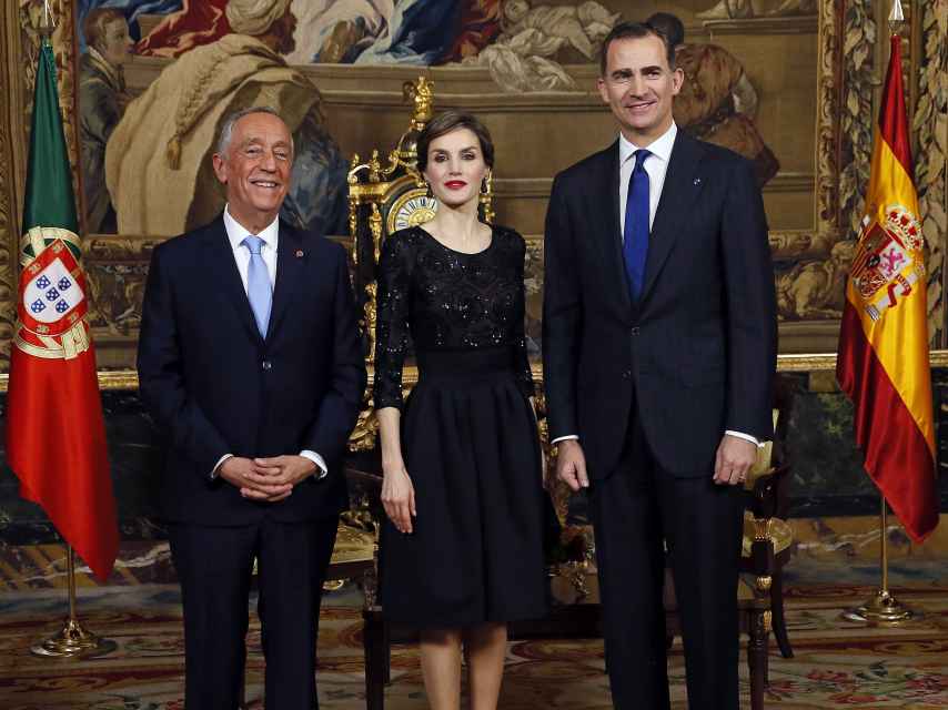 El rey Felipe VI y la reina Letizia con el presidente de Portugal, Marcelo Rebelo de Sousa con motivo de su primera visita oficial a España en marzo de 2016.