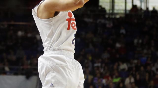 Sergio Llull lanza durante el Madrid-ICL Manresa.