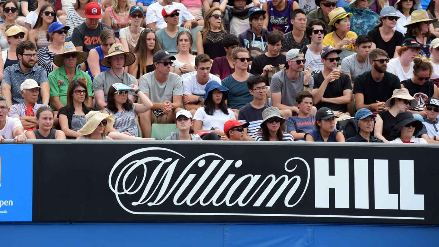 Grada del Open de Australia con el logo de William Hill.