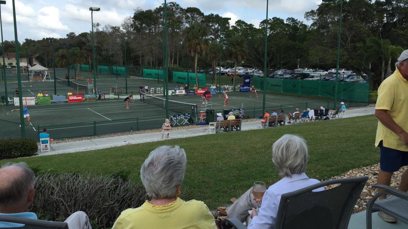 Partido de tenis en la Academia Sánchez-Casal en Naples, Florida.