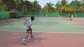 Partido de tenis entre niños en Camboya.