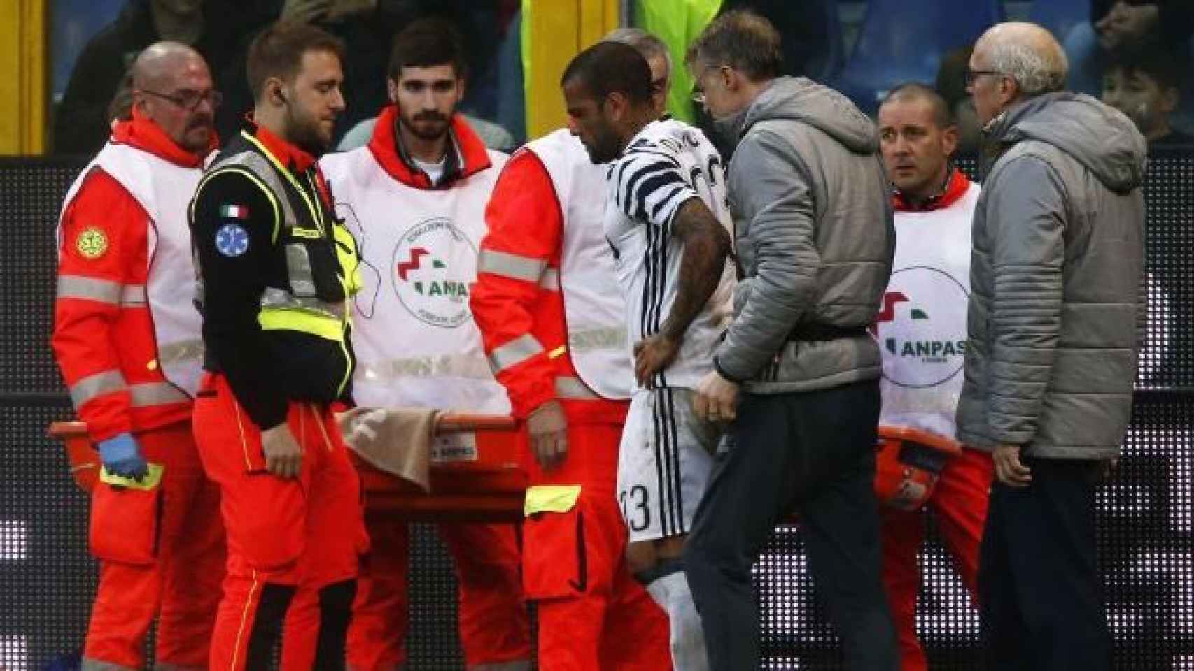 Alves se retira lesionado.