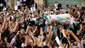 Rosberg celebra el título de campeón del mundo.