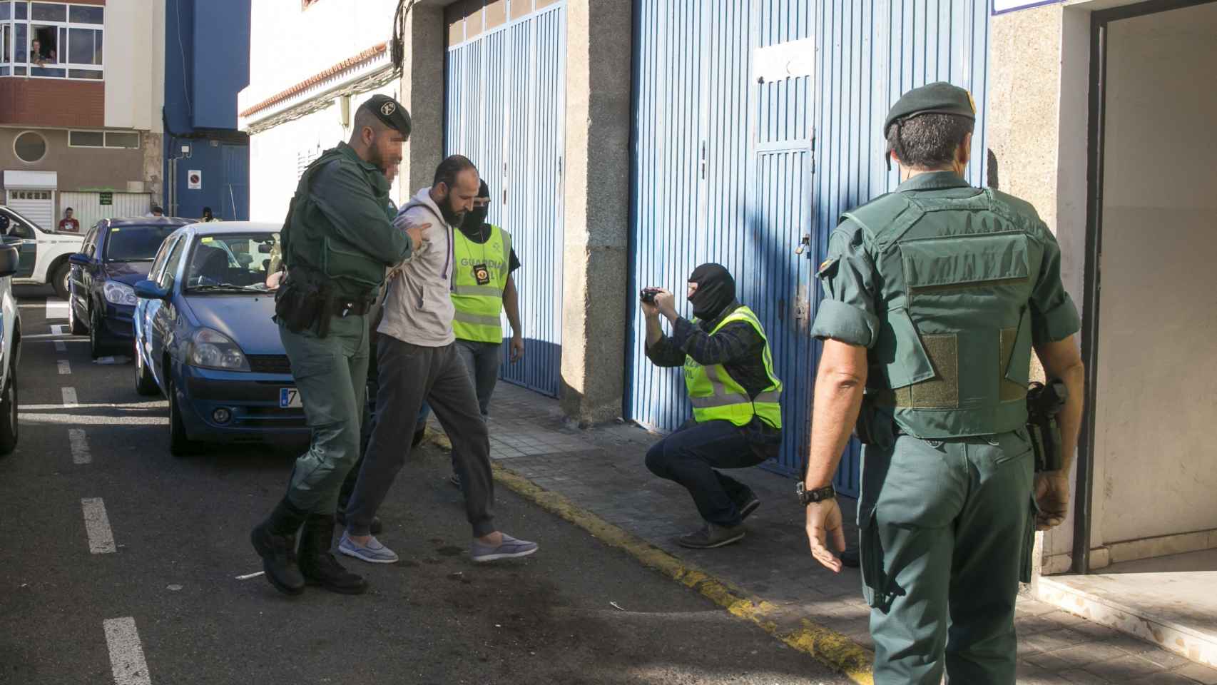 El presunto yihadista detenido en Barajas, es trasladado por agentes de la Guardia Civil a su vivienda para proceder a su registro.