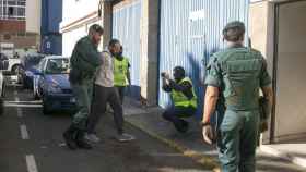 El presunto yihadista detenido en Barajas, es trasladado por agentes de la Guardia Civil a su vivienda para proceder a su registro.
