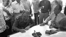 Manuel Fraga y Fidel Castro juegan al dominó en Láncara.