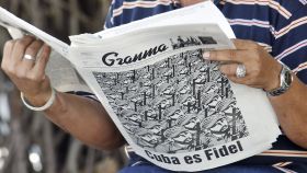 Un ciudadano cubano ojea el periódico oficial 'Granma'.
