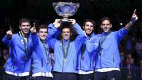 El equipo argentino de tenis con la Copa Davis.