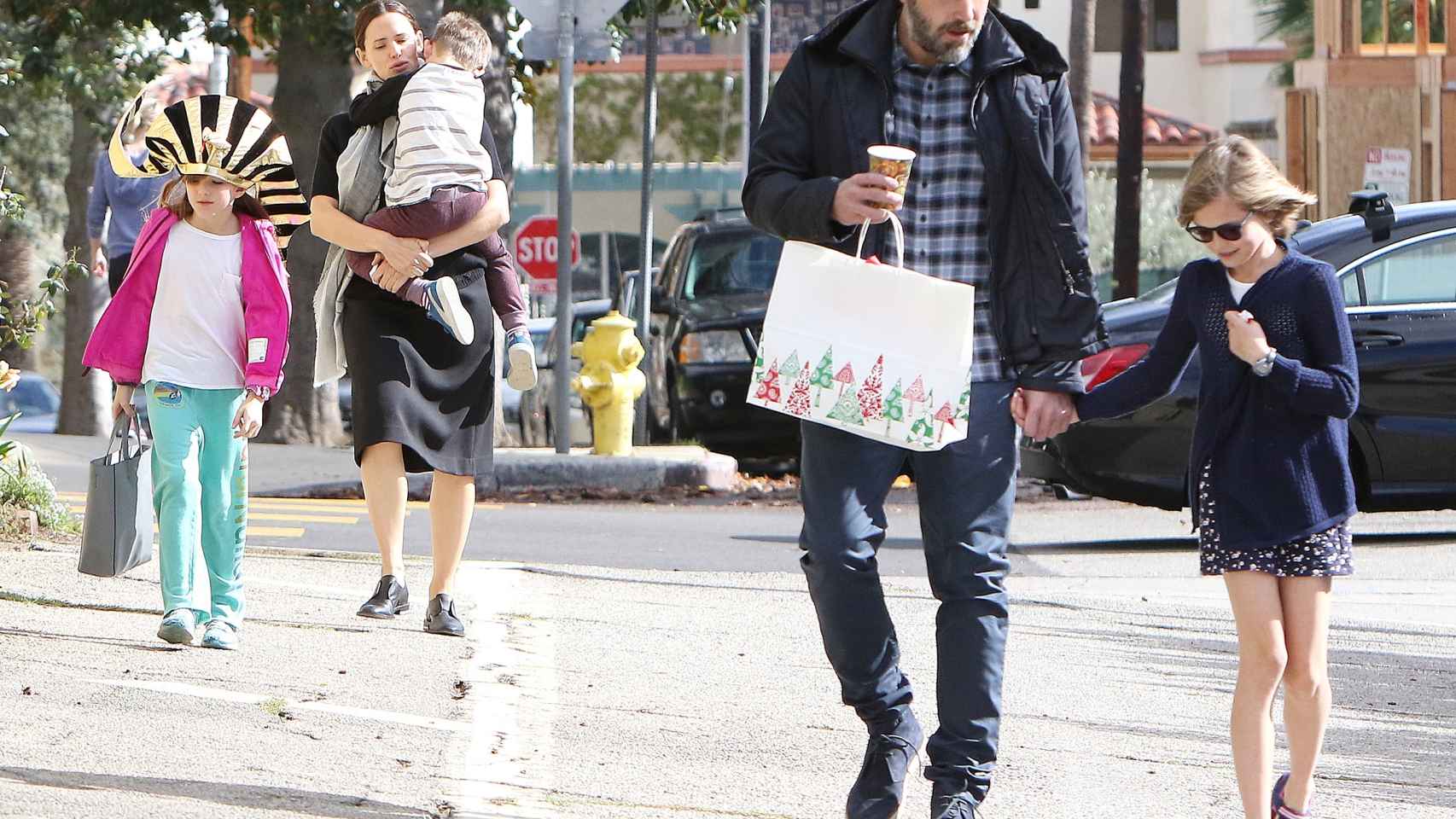 Ben Affleck y Jennifer Garner junto a sus hijos esta mañana en California.